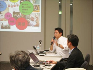 講演中の小高社長 講演中の小高社長