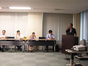 講演中の亀山氏 講演中の亀山氏