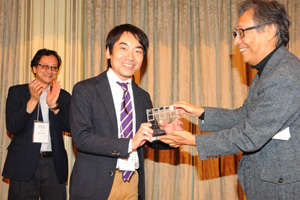 授与式の様子 左より、ベストペーパー賞受賞の田中洋氏、松井剛氏、プレゼンターの古川副会長
