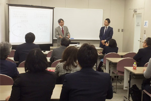 佐藤善信先生（左側）・本下真次氏（右側）
