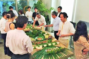 エンボカ青山のシェフによる創作メニューについての説明風景