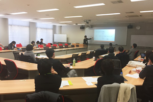 朝岡（発表者）と会場の様子