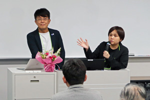 写真左より西川英彦、白井明子氏