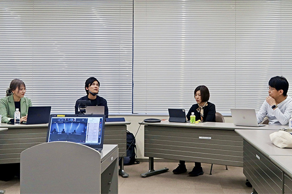 写真左より、丸本氏、徳田氏、青木教授、西川教授 写真左より、丸本氏、徳田氏、青木教授、西川教授