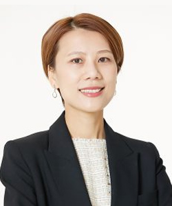 何暁霞氏