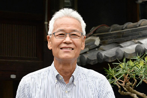 髙井 利洋 氏