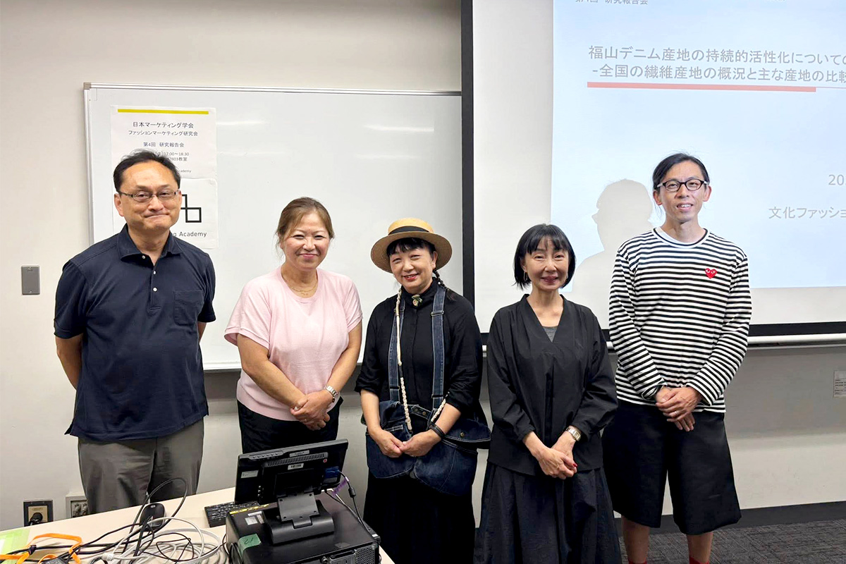 ディスカバーリンクせとうち:黒木氏とご来場者を交えての記念撮影 ディスカバーリンクせとうち:黒木氏とご来場者を交えての記念撮影