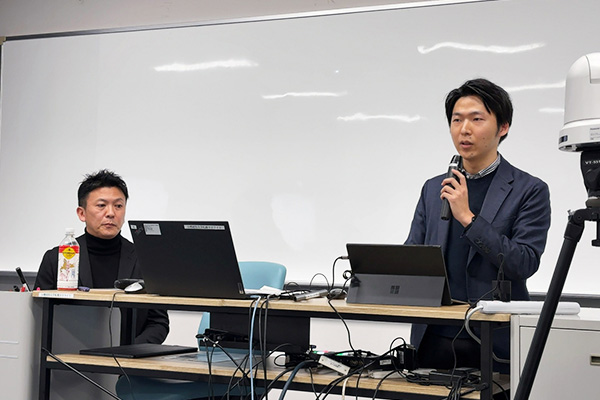 講談社の岩切氏、米野氏による報告の様子 講談社の岩切氏、米野氏による報告の様子